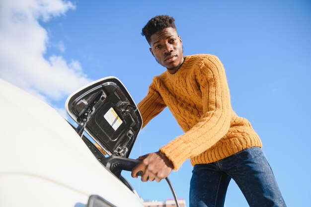 Uomo che accende la ricarica dell'auto