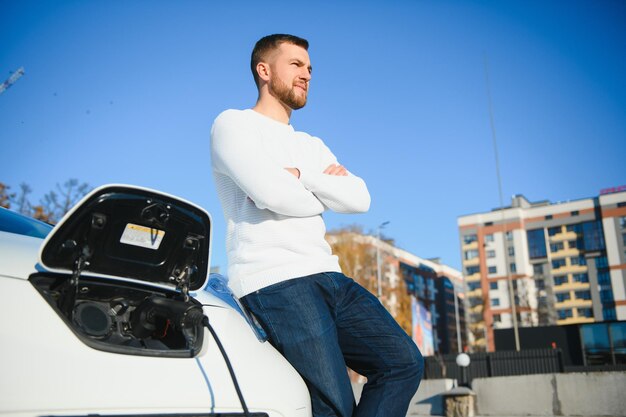 車の充電をオンにする男