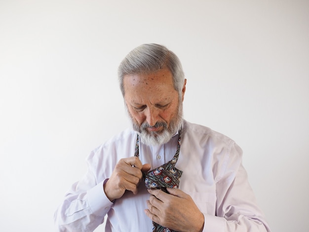 Photo man tying a tie