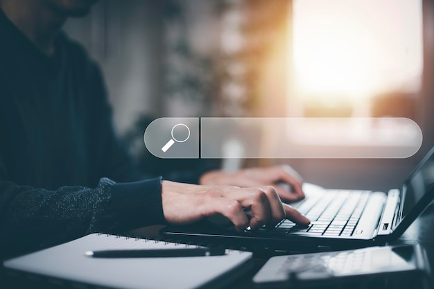 写真 男のタイプのタブレットと空白の検索バーでインターネットデータ情報を閲覧する男の手はスマートフォンとキーボードを使用して情報を検索するウェブサイトで検索コンソールを使用する