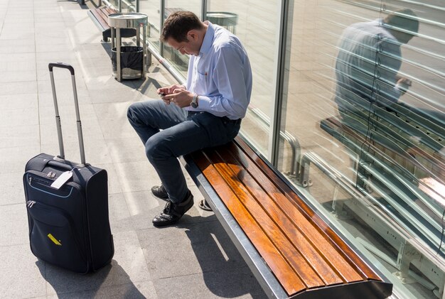 Man typen op slimme telefoon