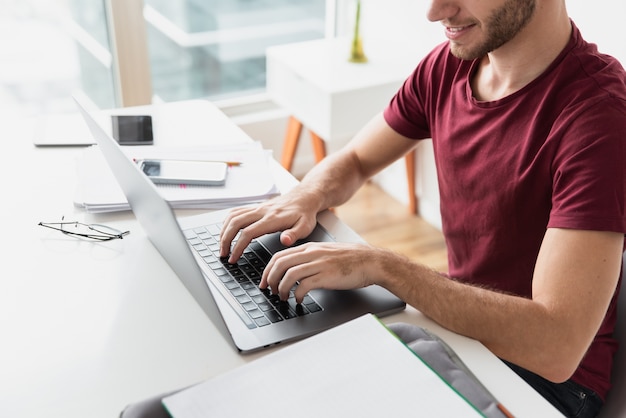 Photo man typing on his keyboard high view