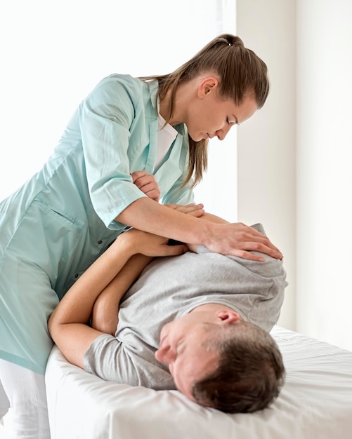 Photo man undergoing therapy with physiologist