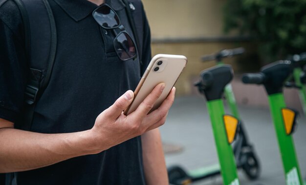 Un uomo sblocca un escooter con il suo cellulare