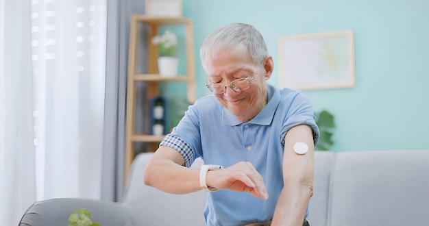 Man use CGM with smartwatch