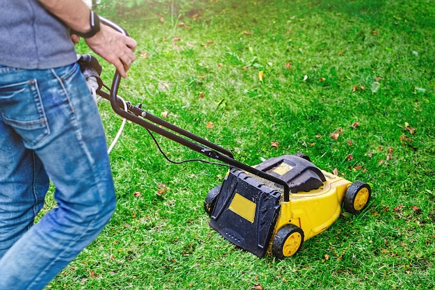 Photo man use lawn mower