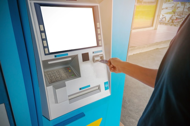 남자는 ATM 카드를 사용합니다.