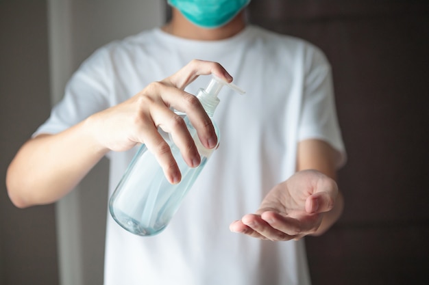 Фото Человек, использующий дезинфицирующий гель на спирте для очистки рук концепция профилактики коронавируса covid-19