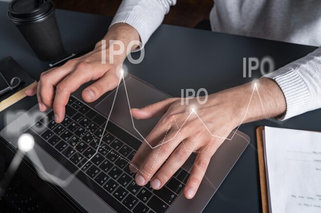 Человек с помощью компьютера Руки печатают на ноутбуке Двойная экспозиция с голограммой IPO Крупный план Первоначальное первичное предложение инвестиционной концепции