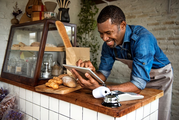 Photo man using digital tablet