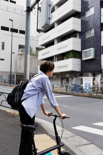 Foto uomo che utilizza la bicicletta elettrica in città