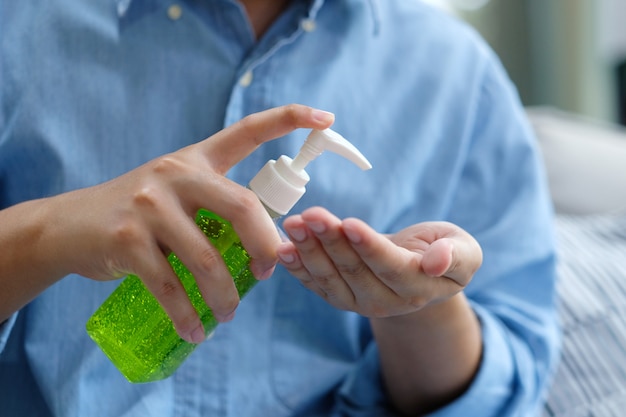 Foto uomo che usando il gel disinfettante per le mani dispensare