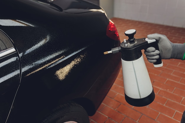 Photo man using high pressure to paint car