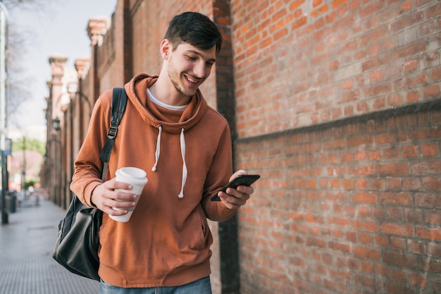 彼の携帯電話を使用している人。