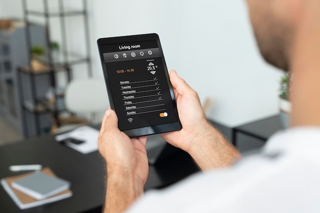 Фото Человек, использующий свой планшет для приложения автоматизации