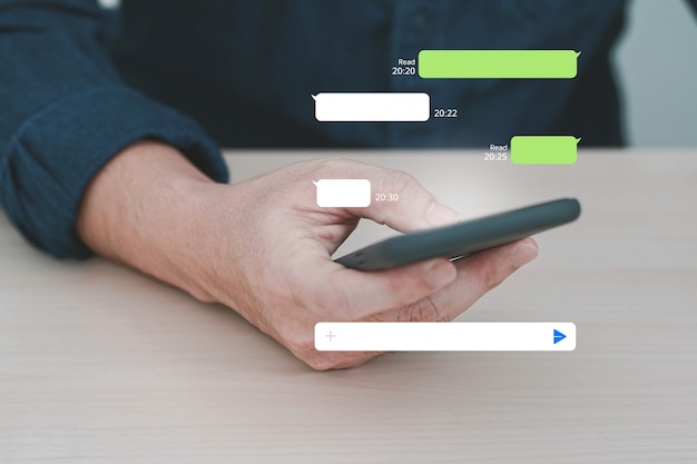 Foto uomo che utilizza l'app di messaggistica istantanea sul telefono cellulare. chat mobile online.