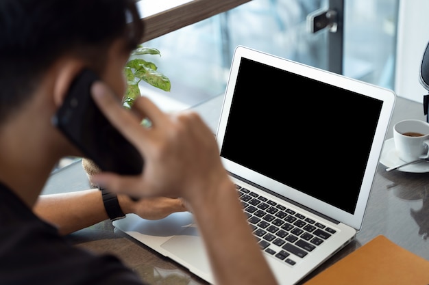 Man using labtop