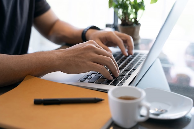 Man using labtop