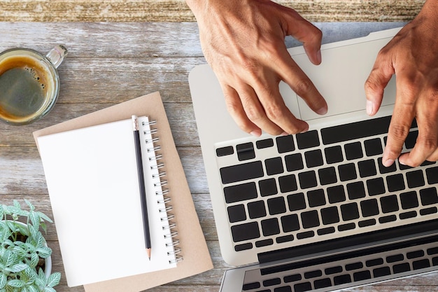 Photo man using laptop at desk