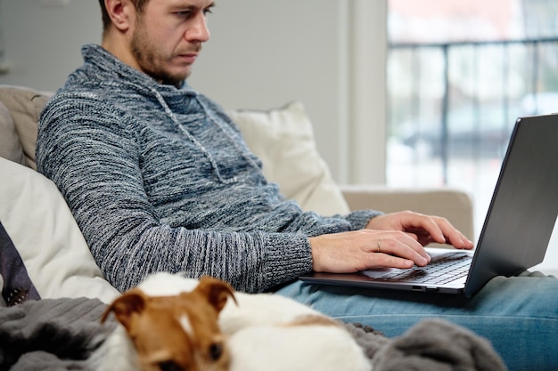 Photo man using laptop at living room