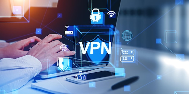 ラップトップとスマートフォンの VPN と安全な接続ホログラムを使用している男性