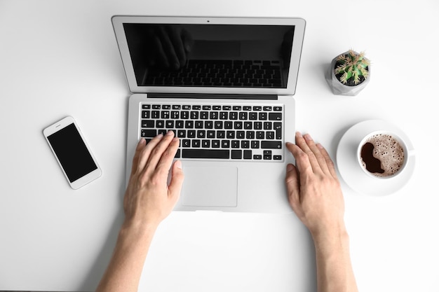 Photo man using laptop on table top view