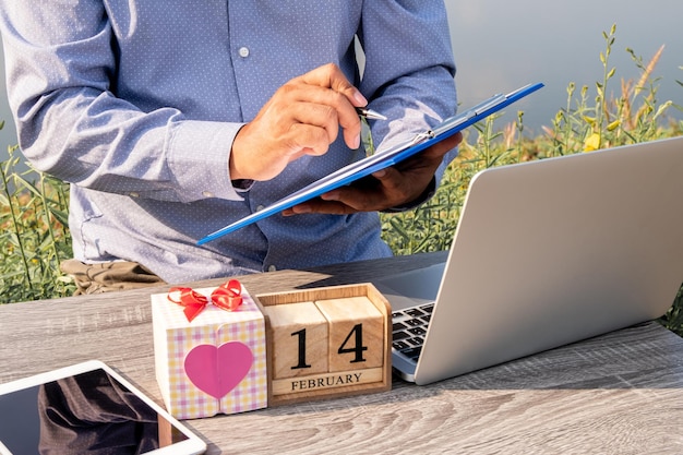 Photo man using laptop on table