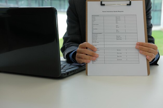 Photo man using laptop on table