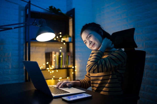 Photo man using laptop on table