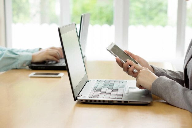 Photo man using laptop on table