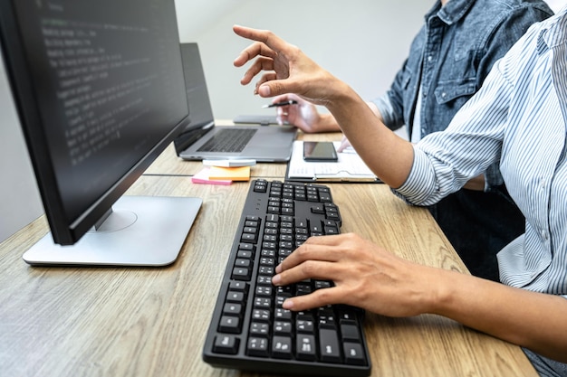 Photo man using laptop on table