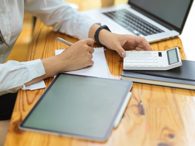 Photo man using laptop on table