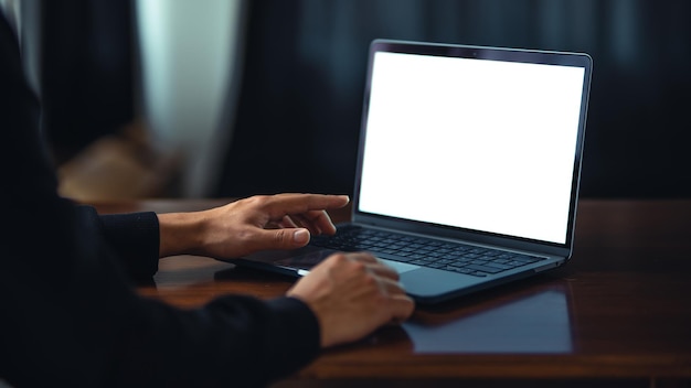 Человек, использующий ноутбук с макетом белого пустого экрана