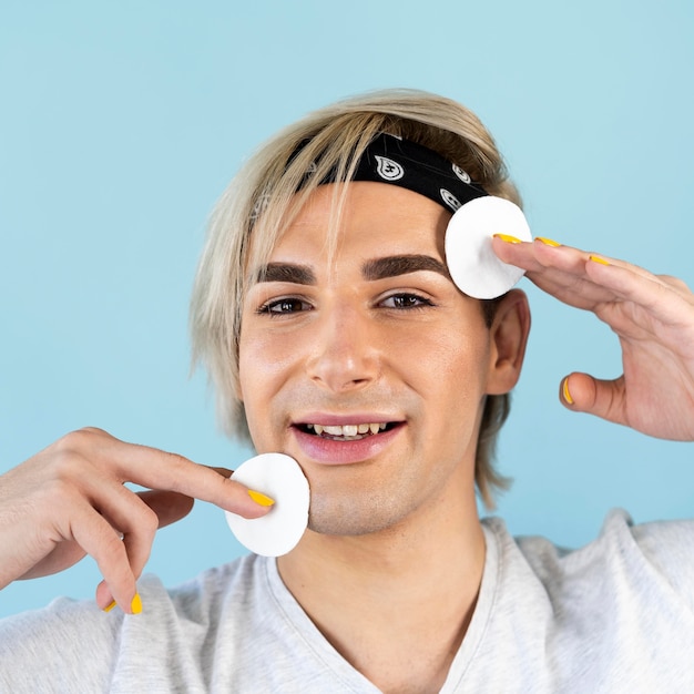 Foto uomo che utilizza cosmetici per il trucco