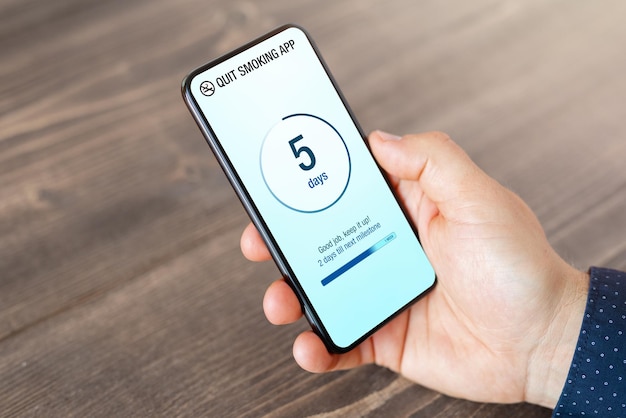 モバイル アプリを使用して喫煙習慣を追跡し、禁煙する男性