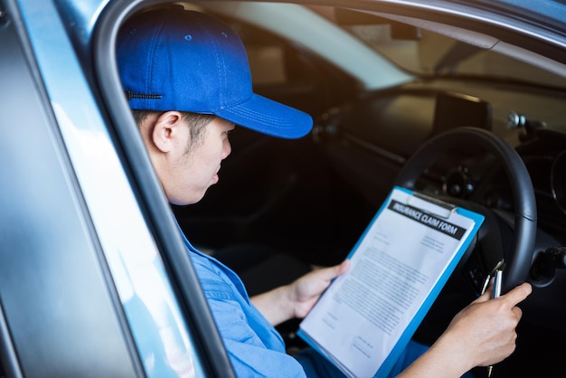 写真 車の中で携帯電話を使っている男性