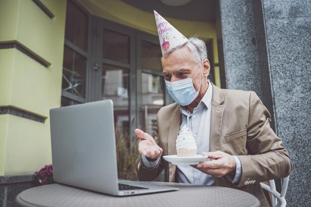 写真 オフィスで携帯電話を使っている男性