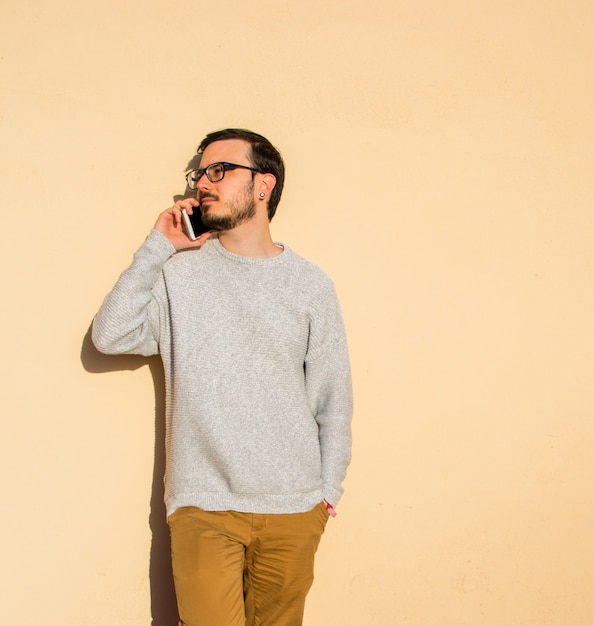 Foto uomo che utilizza il telefono cellulare sul tetto. parlando in un balcone