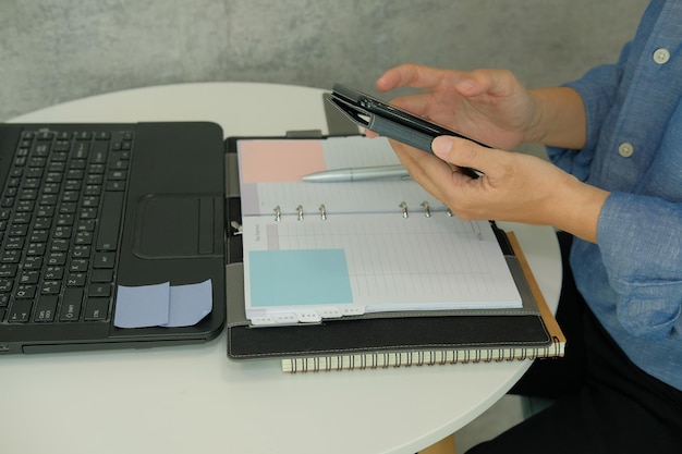 Photo man using mobile phone on table