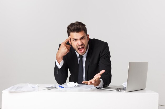 Photo man using mobile phone while sitting on table