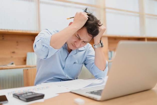 Photo man using mobile phone while sitting on table