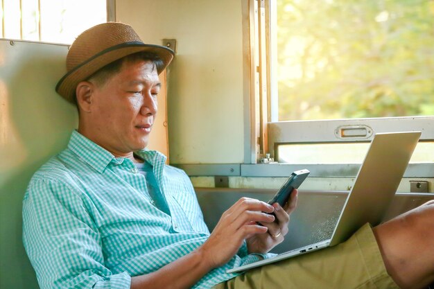 写真 携帯電話を使っている男性