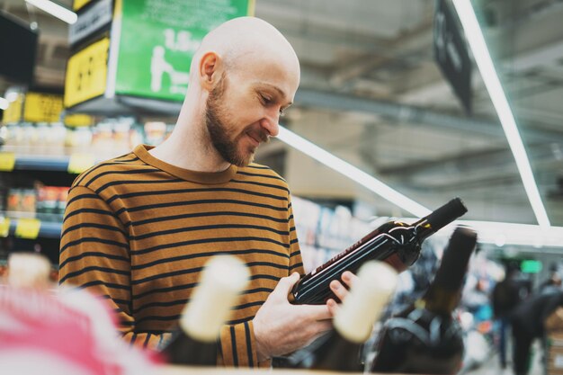 写真 携帯電話を使っている男性