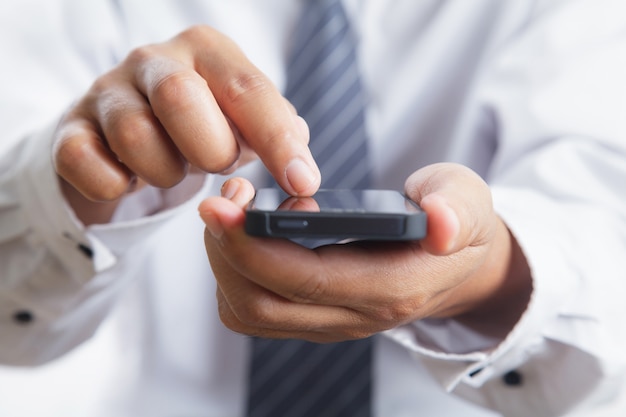 写真 携帯電話を使っている男