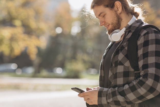 Uomo che per mezzo dello smart phone mobile.