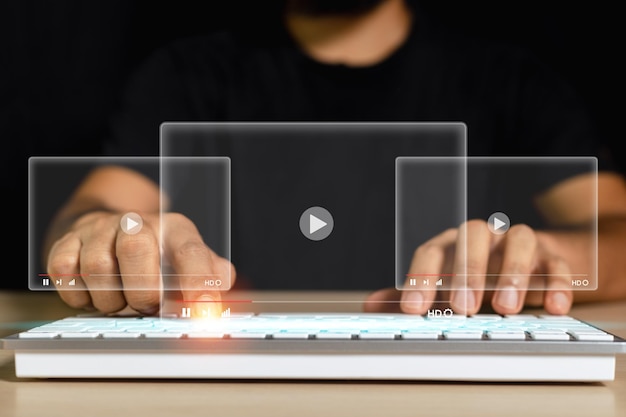 가상 화면이 있는 마우스 키보드 컴퓨터를 사용하는 남자는 인터넷 온라인 기술 개념에 대한 교육을 배우는 온라인 스트리밍 검색 비디오를 시청합니다.