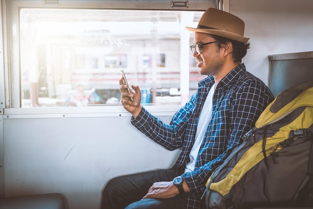 写真 電車に座っている間に電話を使っている男