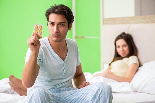 Фото Мужчина использует таблетки для удовлетворения женщин
