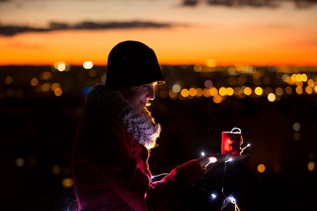 Photo man using smart phone against sky at sunset