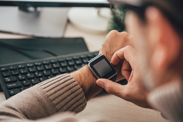 Man using smart watch